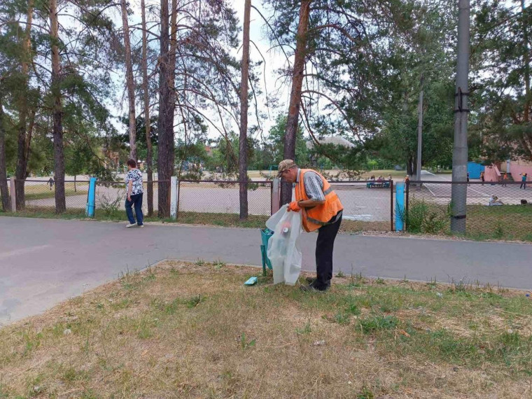 Ведётся очистка дорог и городских территорий. Ведётся очистка дорог и городских территорий.