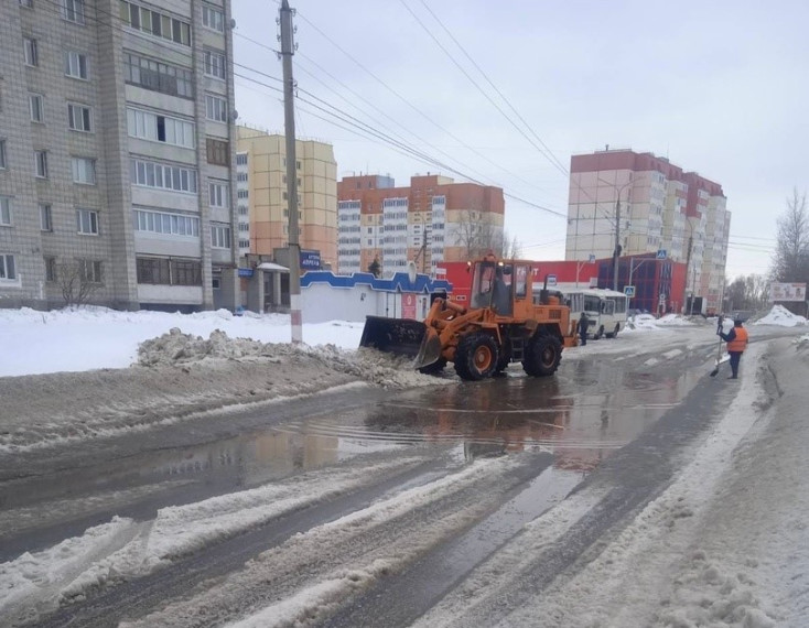 Муниципальный ЦУР: на улице Алтайской вскрыли водоприемные колодцы и почистили дорогу. Муниципальный ЦУР: на улице Алтайской вскрыли водоприемные колодцы и почистили дорогу.