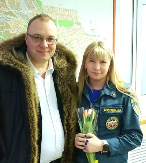 Глава города Андрей Большаков утром 8 марта поздравил с Международным женским днём тех, кто встречал праздничный день на рабочих местах.