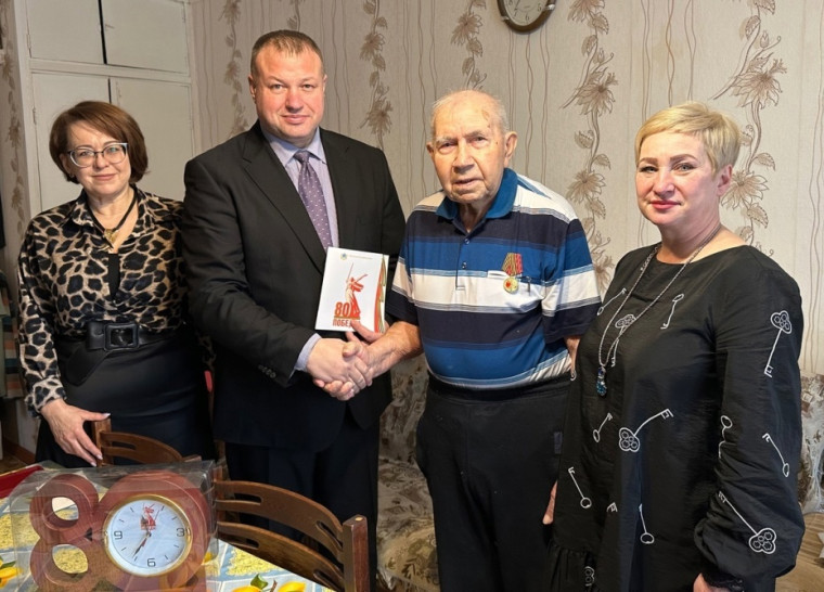 Поздравили юбиляра. Поздравили юбиляра.