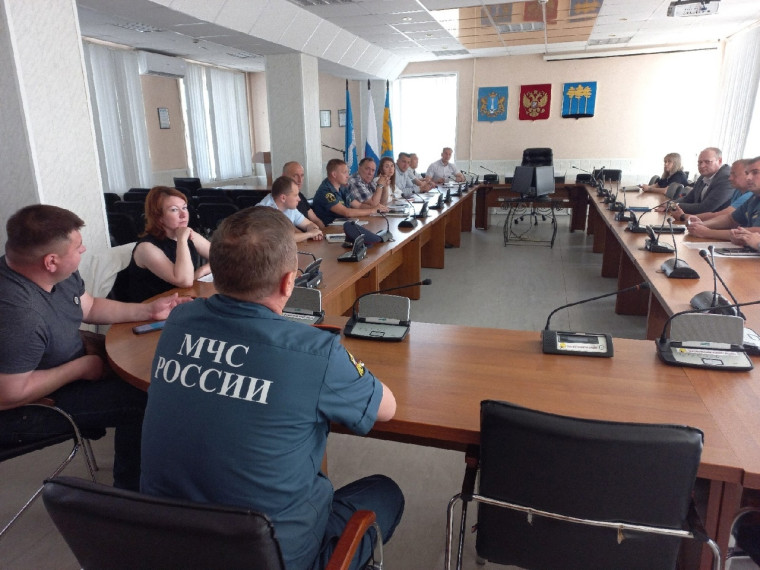На внеочередном заседании городской комиссии по чрезвычайным ситуациям обсудили работу по профилактике несчастных случаев на воде и меры пожарной безопасности. На внеочередном заседании городской комиссии по чрезвычайным ситуациям обсудили работу по профилактике несчастных случаев на воде и меры пожарной безопасности.