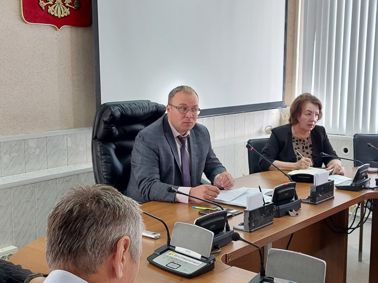 Глава города Андрей Большаков срочно собрал городскую комиссию по чрезвычайным ситуациям в связи со случаями отравлений алкоголем в Димитровграде.. Глава города Андрей Большаков срочно собрал городскую комиссию по чрезвычайным ситуациям в связи со случаями отравлений алкоголем в Димитровграде..