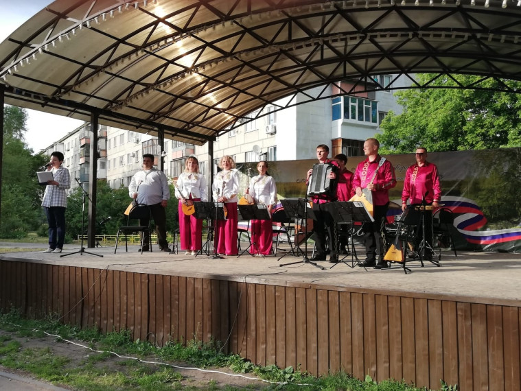 Праздничный концерт, посвящённый Дню России и Дню города, прошёл на набережной Верхнего пруда. #ДеньРоссии #ДеньГорода.