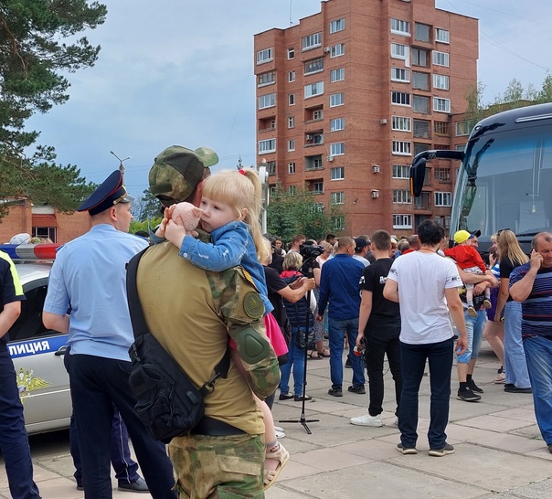 В Димитровграде торжественно проводили бойцов, которые возвращаются после двухнедельного отпуска в зону СВО.