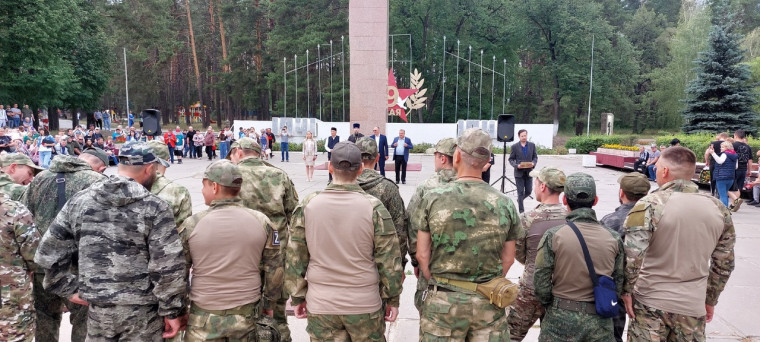 В Димитровграде торжественно проводили бойцов, которые возвращаются после двухнедельного отпуска в зону СВО.