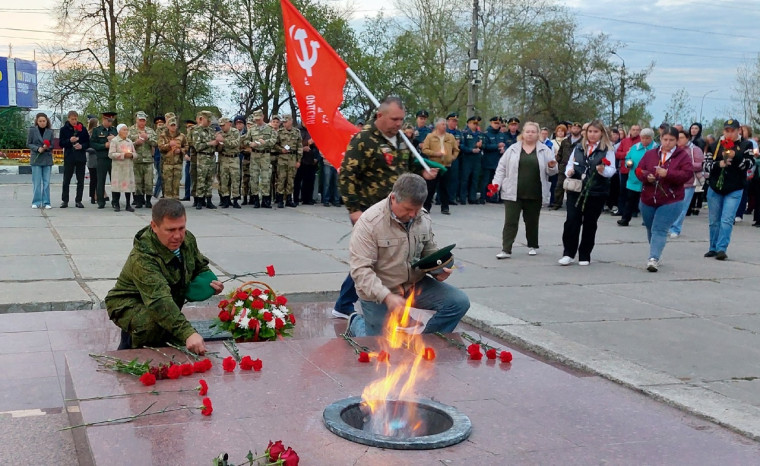 Ровно в 4 часа утра - это время, когда гитлеровская Германия вероломно напала на нашу страну 22 июня 1941 года, - в Димитровграде у Монумента Славы прошёл &quot;тихий&quot; митинг..