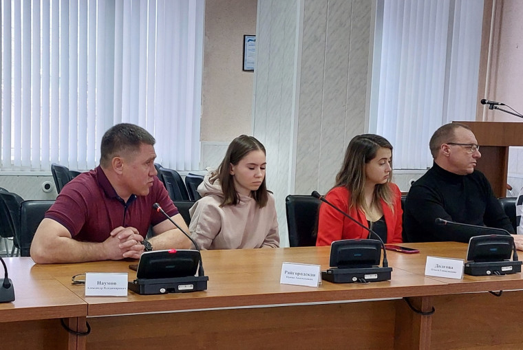 Глава города Андрей Большаков и замполит войскового подразделения Дмитрий Холин встретились с членами семей мобилизованных воинов.