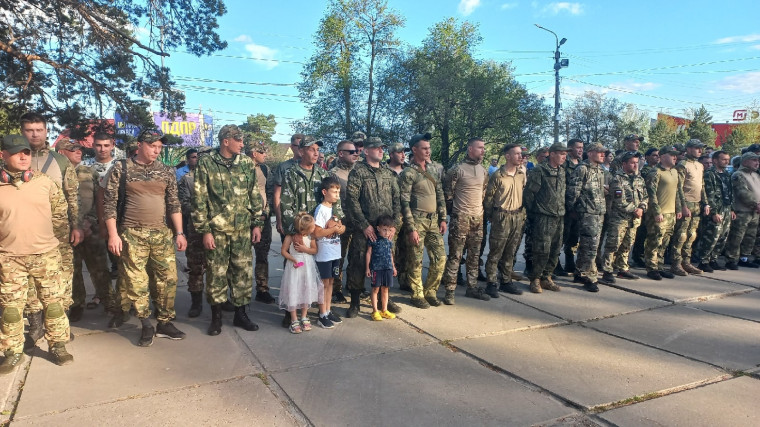 Вечером в воскресенье 2 июля в Димитровграде проводили ещё одну группу мобилизованных воинов, возвращающихся после краткосрочного отпуска в зону СВО..