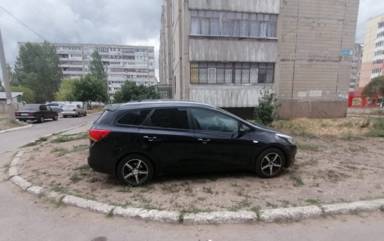 По улице Черемшанской выявлены автовладельцы, которые размещают свои машины в неустановленных местах – прямо на газонах.