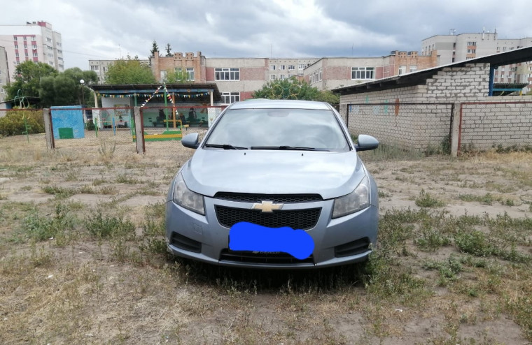 По улице Черемшанской выявлены автовладельцы, которые размещают свои машины в неустановленных местах – прямо на газонах.