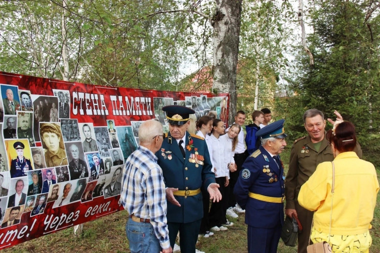 Руководитель школьного музея Лицея №25 благодарит за помощь в организации праздничного мероприятия, посвященного 80-й годовщине победы в Курской битве.