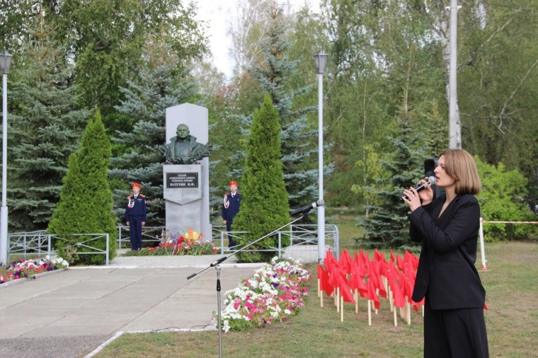 Руководитель школьного музея Лицея №25 благодарит за помощь в организации праздничного мероприятия, посвященного 80-й годовщине победы в Курской битве.