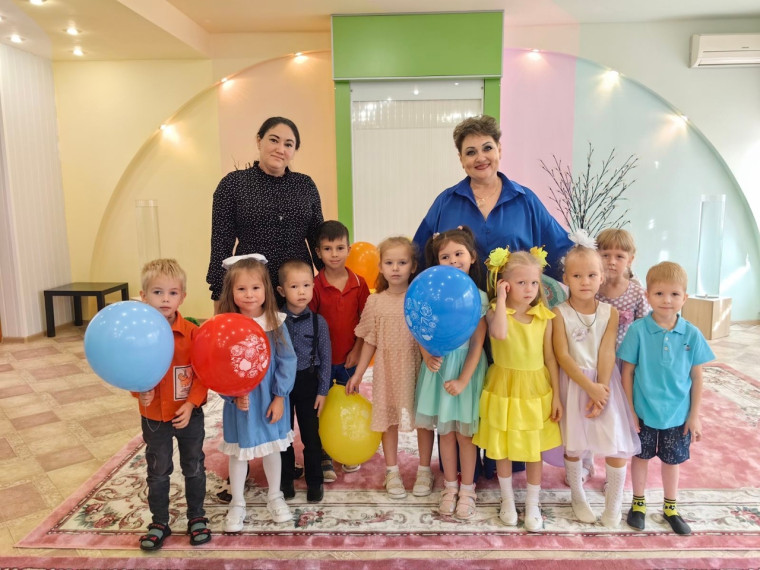 Воспитанники детских садов Димитровграда поздравляют своих наставников с профессиональным праздником - Днём воспитателя и дошкольных работников.