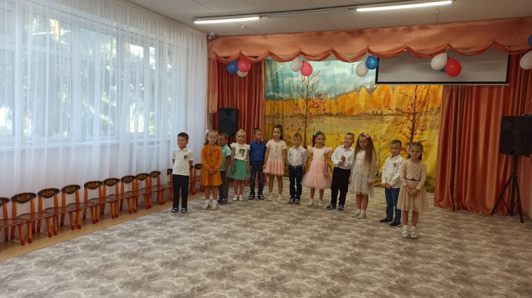 Воспитанники детских садов Димитровграда поздравляют своих наставников с профессиональным праздником - Днём воспитателя и дошкольных работников.