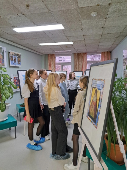 В Детской художественной школе открылась выставка, посвящённая 23-й годовщине канонизации небесного покровителя города.
