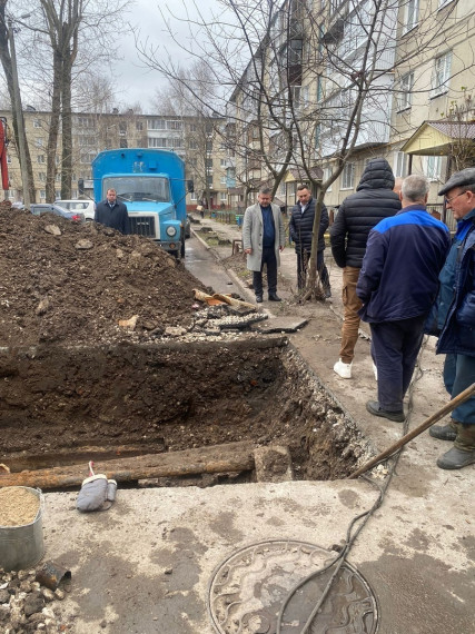 Исполняющий полномочия главы города Дмитрий Цивилёв лично котролирует ход работ на месте порыва теплотрассы на улице Лермонтова.