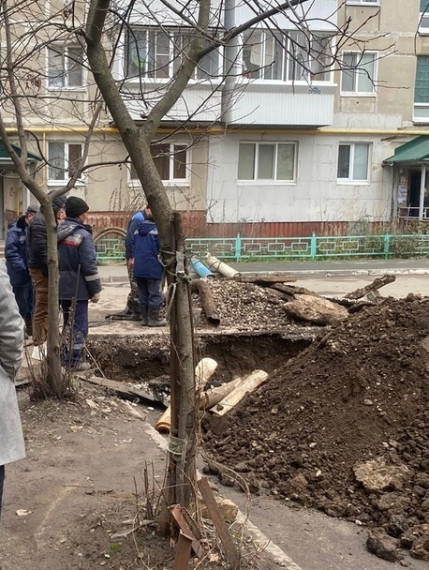 Исполняющий полномочия главы города Дмитрий Цивилёв лично котролирует ход работ на месте порыва теплотрассы на улице Лермонтова.