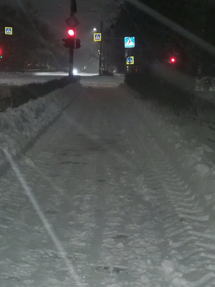 Очистка дорог от снега велась ночью и продолжается утром 21 ноября.