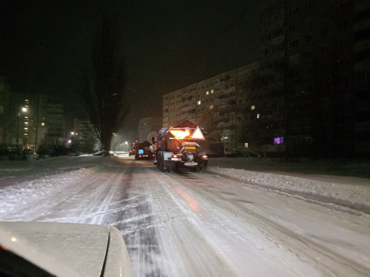 Ночью 22 ноября дорожники чистили городские трассы. Метель продолжается, работа по расчитке дорог тоже.