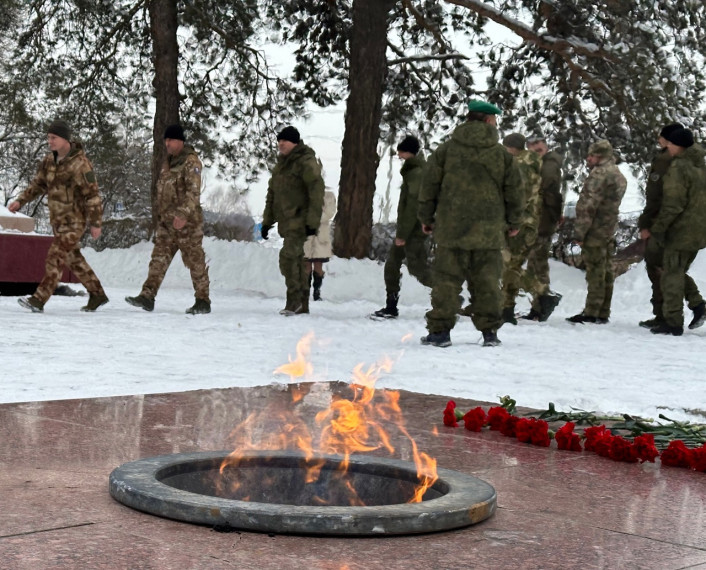 В воскресенье 3 декабря в Димитровграде у Монумента Славы торжественно проводили мобилизованных бойцов после отпуска на родине в зону СВО.