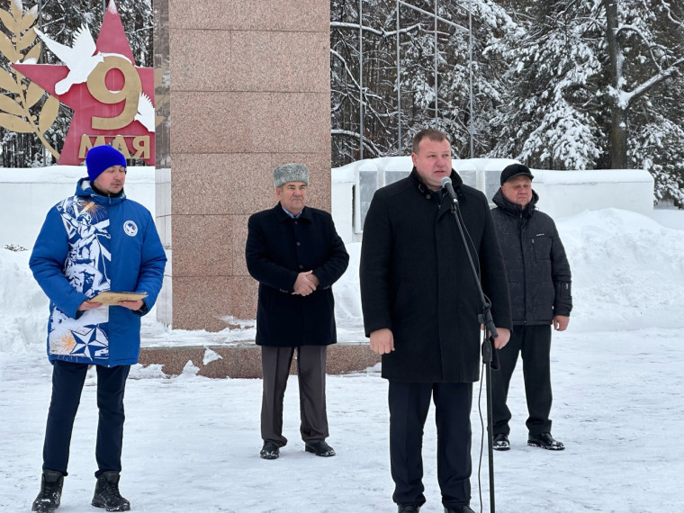 В воскресенье 3 декабря в Димитровграде у Монумента Славы торжественно проводили мобилизованных бойцов после отпуска на родине в зону СВО.