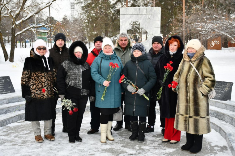 Прошел митинг памяти погибших при защите конституционного строя в Чеченской Республике.