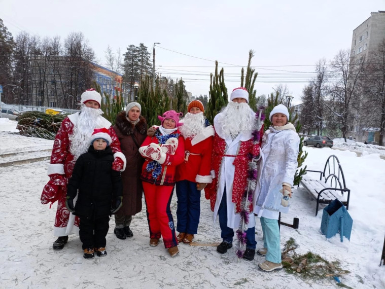 Прошло шествие Дедов Морозов и Снегурочек.
