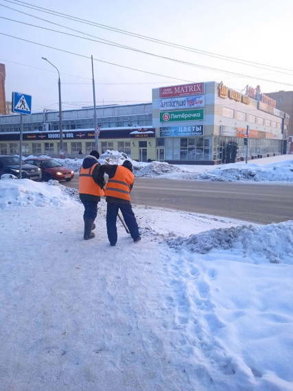 Муниципальный ЦУР: на проспекте Ленина очищают подходы к пешеходным переходам.