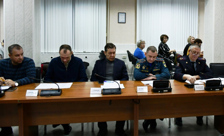 Исполняющий полномочия главы города Дмитрий Цивилёв об основных задачах на новогодние праздники.