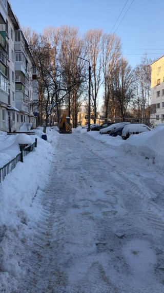 После снегопада дворовые территории многоквартирных домов расчищают управляющие компаний.