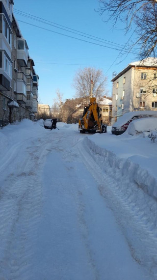 После снегопада дворовые территории многоквартирных домов расчищают управляющие компаний.