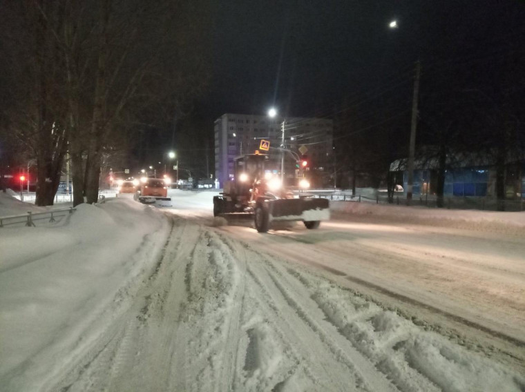 Расчистка дорог от снега, противогололёдная обработка проезжих и пешеходных зон.