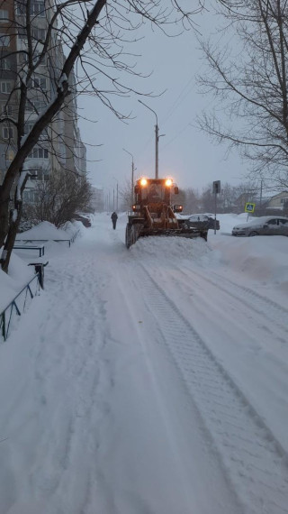 Расчистка дорог от снега, противогололёдная обработка проезжих и пешеходных зон.