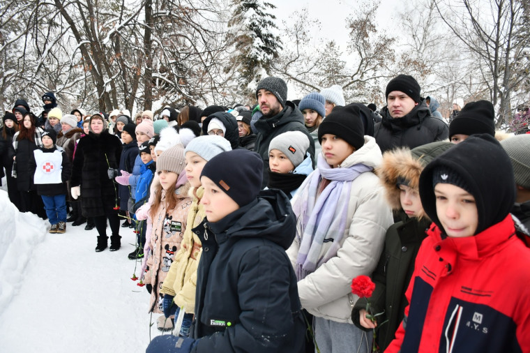 27 января, в день 80-летия полного снятия блокады Ленинграда, у памятника блокадникам в Димитровграде прошло торжественное мероприятие.