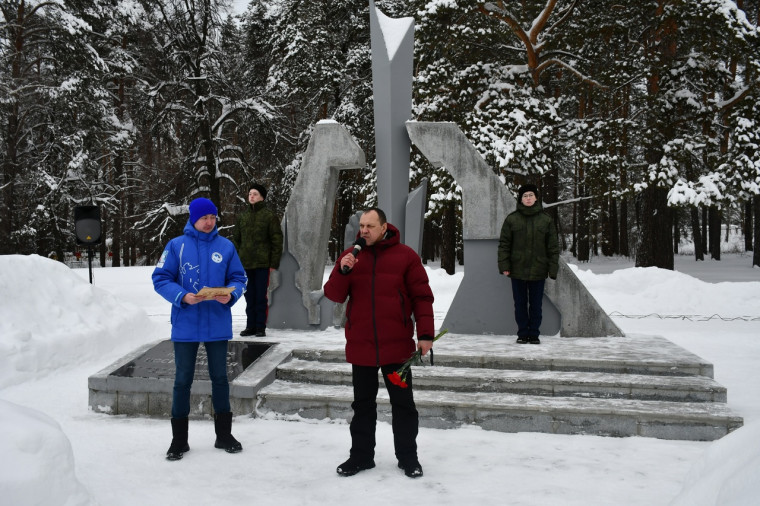 27 января, в день 80-летия полного снятия блокады Ленинграда, у памятника блокадникам в Димитровграде прошло торжественное мероприятие.