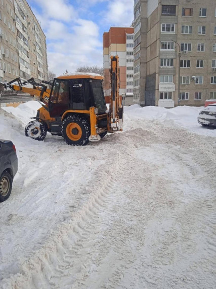Управляющие компании продолжают расчищать дворовые территории многоквартирных домов после снегопада.