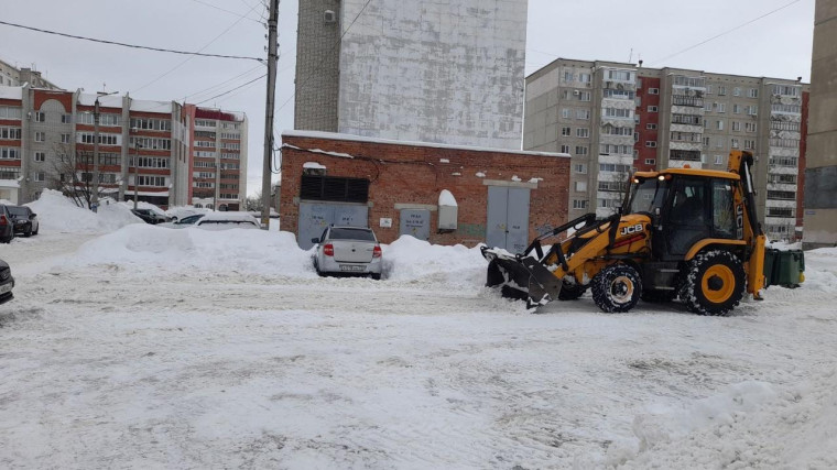 Управляющие компании продолжают расчищать дворовые территории многоквартирных домов после снегопада.