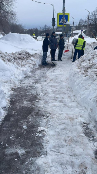 Работники АО &quot;ДААЗ&quot; помогают расчищать от снега подъездные пути к остановкам и светофорам.