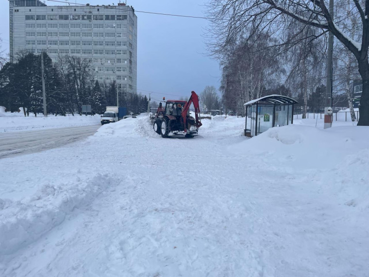 Работники АО &quot;ДААЗ&quot; помогают расчищать от снега подъездные пути к остановкам и светофорам.