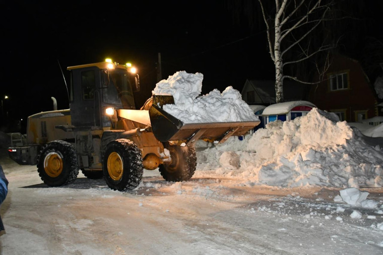 Продолжается вывоз снега из районов возможного подтопления.