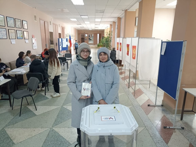 Димитровградцы приходят на избирательные участки семьями - вместе с детьми и внуками.