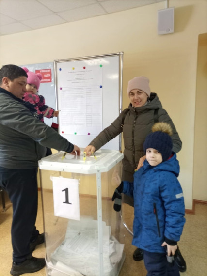 Димитровградцы приходят на избирательные участки семьями - вместе с детьми и внуками.