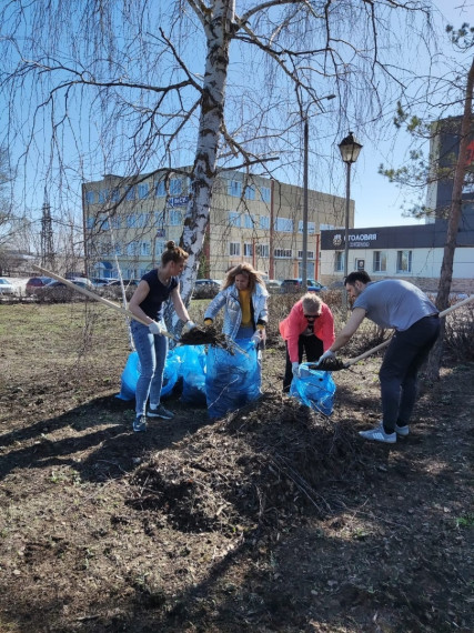 Санитарная пятница в Димитровграде: коллективы предприятий выходят на уборку территорий.