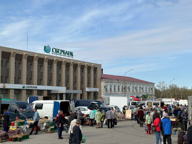 На площади Советов проходит ярмарка.