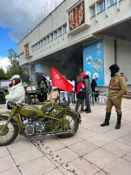 На площади у НКЦ им.Славского работает выставка военной ретро-техники.