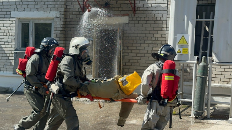 В Димитровграде проходят командно-штабные учения. Отрабатываются действия в условиях утечки опасного вещества. Спасение пострадавших и обезвреживание территории..
