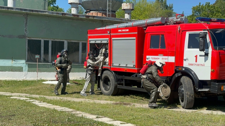В Димитровграде проходят командно-штабные учения. Отрабатываются действия в условиях утечки опасного вещества. Спасение пострадавших и обезвреживание территории..