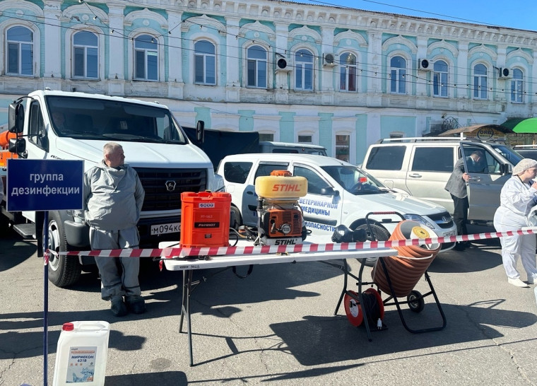 Утром 23 мая на площади Советов прошёл смотр сил и спецсредств, имеющихся в городе для действий по обеспечению безопасности населения при угрозе чрезвычайных происшествий и при ликвидации последствий ЧС.
