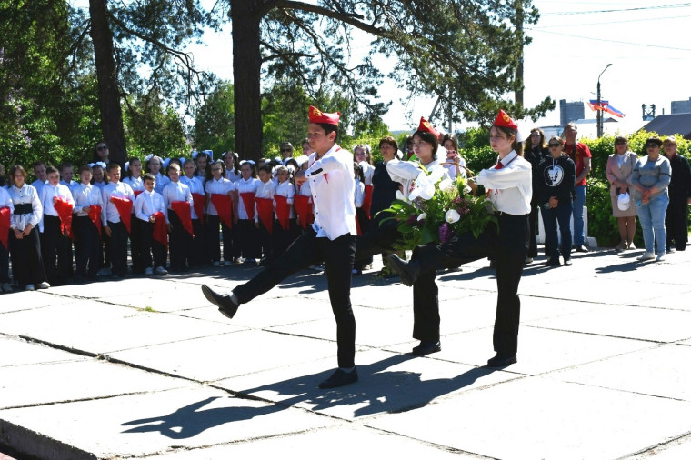 В понедельник у Монумента Славы пришёл торжественный приём в пионеры - красные галстуки повязали 150 учеников городских школ.