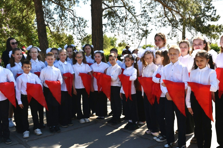 В понедельник у Монумента Славы пришёл торжественный приём в пионеры - красные галстуки повязали 150 учеников городских школ.